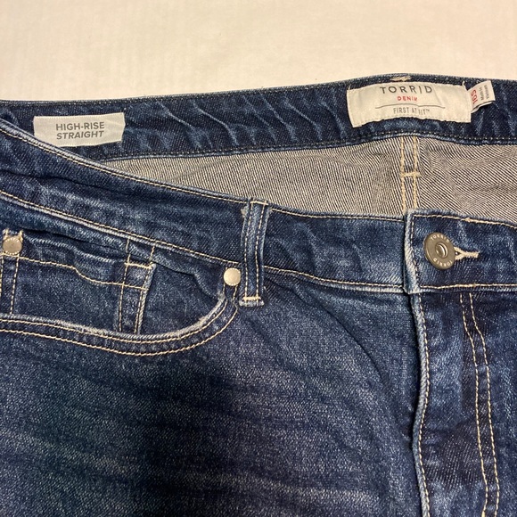 NWOT Torrid High Rise Straight Raw Hem Jeans 14s - Picture 3 of 9
